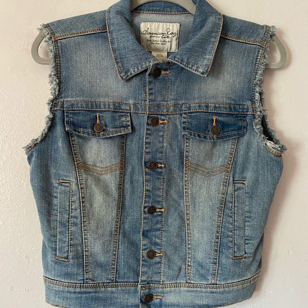 American Rag Women’s Wash Button Up Denim Vest size M